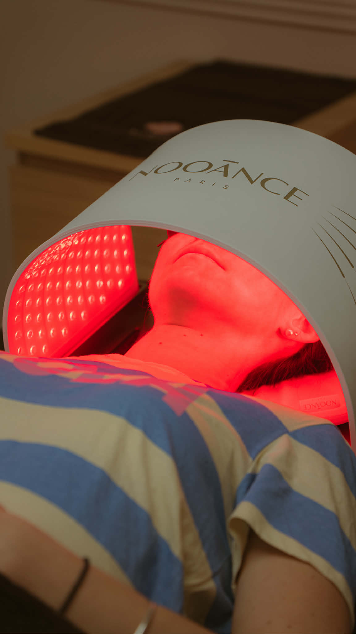 Femme se relaxant pendant un soin spa