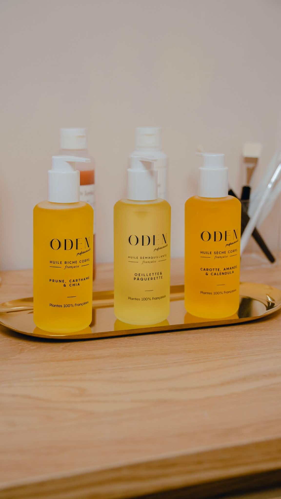 Huiles naturelles et produits de beauté sur fond beige