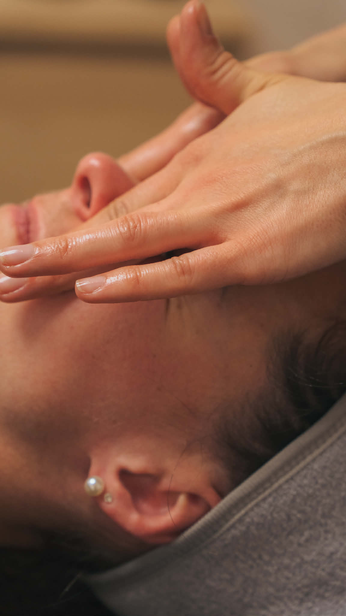 Application délicate d'un soin du visage
